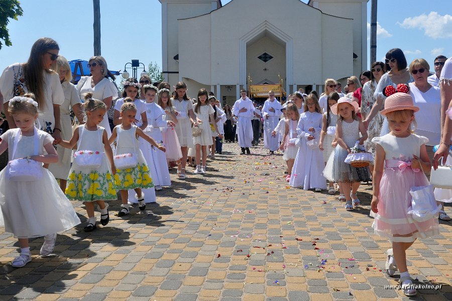 055 Rusza procesja eucharystyczna.jpg